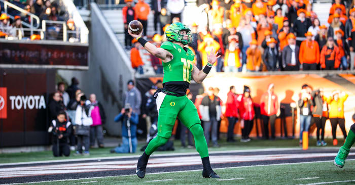 Oregon Ducks quarterback Bo Nix throws a pass against the Oregon State Beavers in 2022.